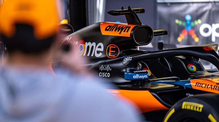 Στον &quot;πλανήτη&quot; της McLaren: Όσα ζήσαμε σε OPAP ARENA και Σύνταγμα με το αυθεντικό μονοθέσιο της ιστορικής ομάδας