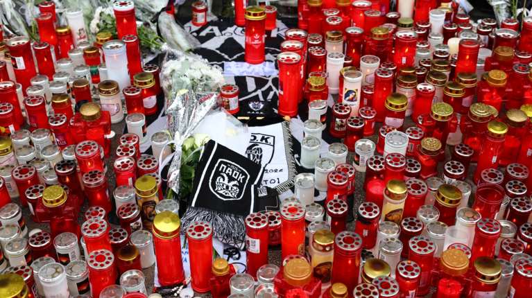 Τραγωδία στη Ρουμανία: Σε κλίμα οδύνης οι κηδείες των 5 οπαδών του ΠΑΟΚ σε Θεσσαλονίκη και Ημαθία
