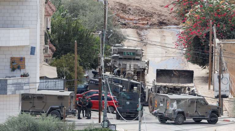 Δυτική Όχθη: Το Ισραήλ απέλασε 32 ακτιβιστές που βοηθούσαν Παλαιστίνιους στο μάζεμα της ελιάς