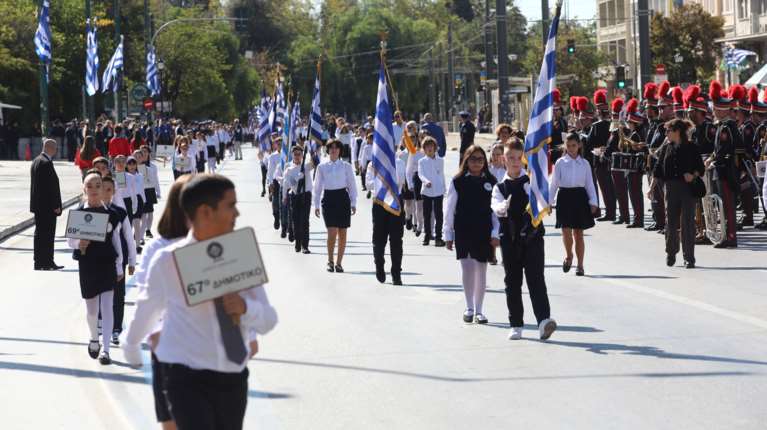 28η Οκτωβρίου: Με τη μαθητική παρέλαση τίμησαν την επέτειο του &quot;Όχι&quot; στην Αθήνα - Πλήθος κόσμου στο Σύνταγμα [εικόνες - βίντεο]