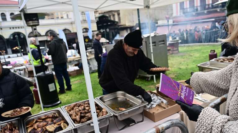 Τσικνοπέμπτη: Έναν τόνο κρέατος ψήνουν στη Βαρβάκειο - Γέμισαν κόσμο οι πλατείες στις μεγάλες πόλεις [εικόνες]