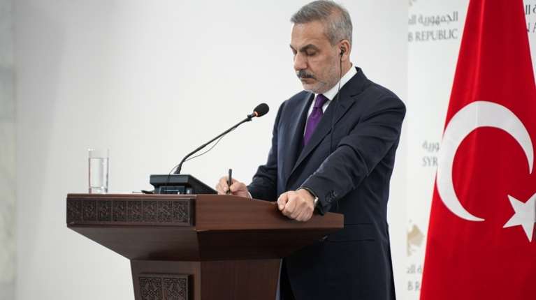 Χακάν Φιντάν: Η γκάφα στη συνέντευξη Τύπου στη Συρία - Δεν τον άφησαν να ολοκληρώσει την απάντησή του