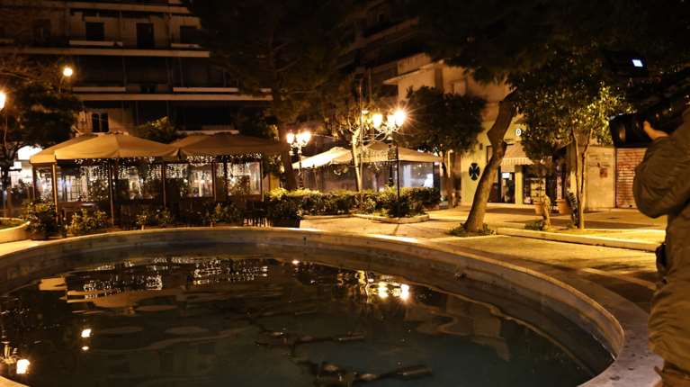 Καλλιθέα: Αγωνία για το 2χρονο κοριτσάκι που έπεσε σε συντριβάνι - Το θετικό μήνυμα από τους γιατρούς [βίντεο]