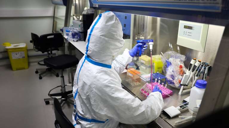 Επιδημία γρίπης σαρώνει τη Γαλλία - Εφιάλτης ο αριθμός των κρουσμάτων που αναμένεται να αυξηθεί σημαντικά