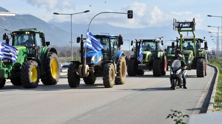 Στην κόψη του ξυραφιού η σύγκρουση των αγροτών με την κυβέρνηση - Πυρά και από Σαμαρά-Καραμανλή