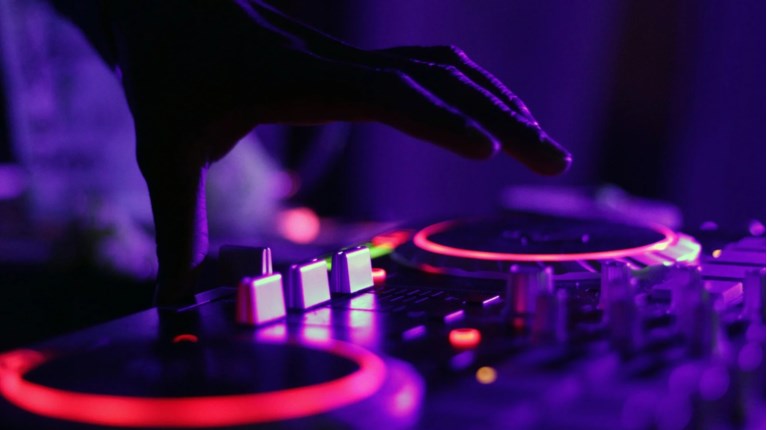 DJ