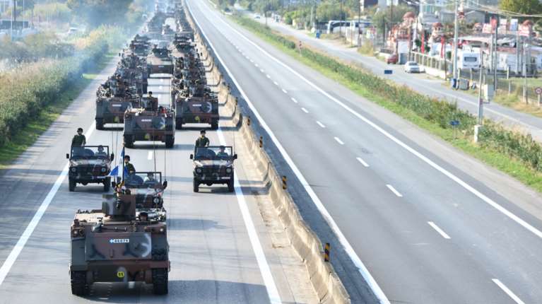 28η Οκτωβρίου: Εφτασε τους 34 βαθμούς ο υδράργυρος - Με τι καιρό θα γίνουν αύριο οι παρελάσεις σε 7 πόλεις