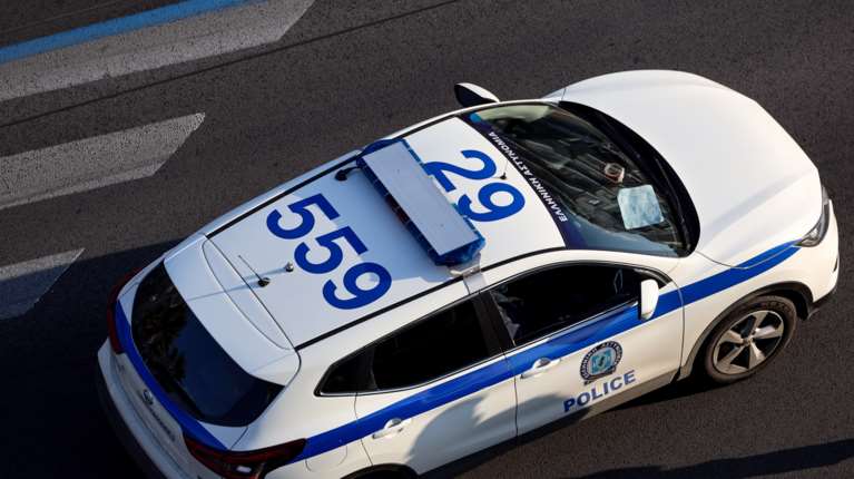 Πειραιάς: Δύο Ρομά επιτέθηκαν σε 23χρονη και της έκλεψαν αλυσίδα μέσα σε λεωφορείο