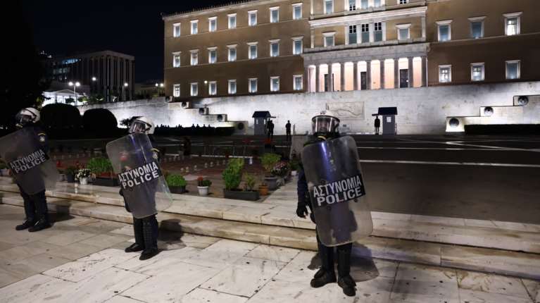 Δύσκολη η εφαρμογή του νόμου για τον Αγνωστο Στρατιώτη - Σε ιδιώτες η καθαριότητα μετά τη διαφωνία Δένδια - Δούκα