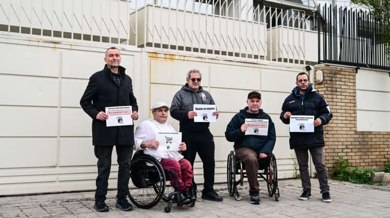 Διαμαρτυρία έξω από τον ΣΚΑΪ για την απαράδεκτη φράση του Δημήτρη Οικονόμου σχετικά με τους ανάπηρους