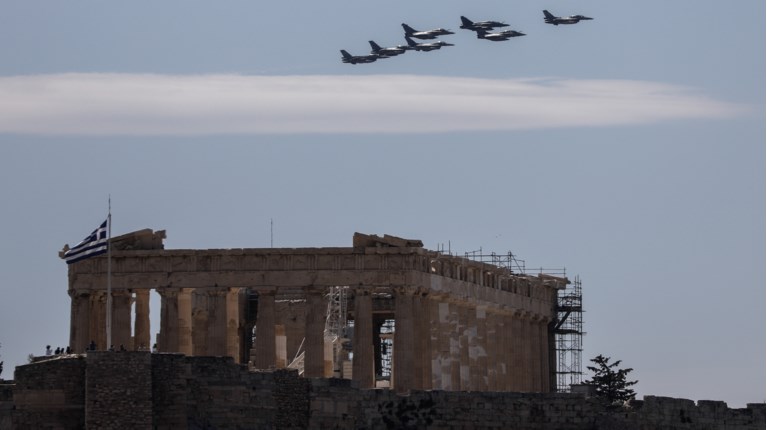 aeroplana pano apo akropoli