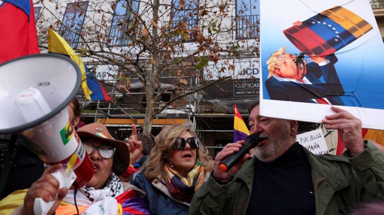 Οι Ισπανοί διαδηλώνουν στην Μαδρίτη κατά χιλιάδες ενάντια στην επέμβαση των ΗΠΑ στη Βενεζουέλα [εικόνες]