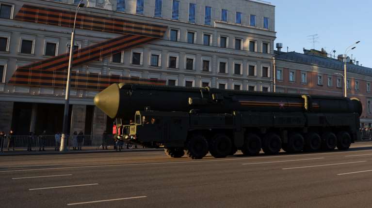 Ρωσικό μήνυμα στις ΗΠΑ: Αν ξεκινήσουν τις δοκιμές πυρηνικών όπλων, η Μόσχα θα ακολουθήσει