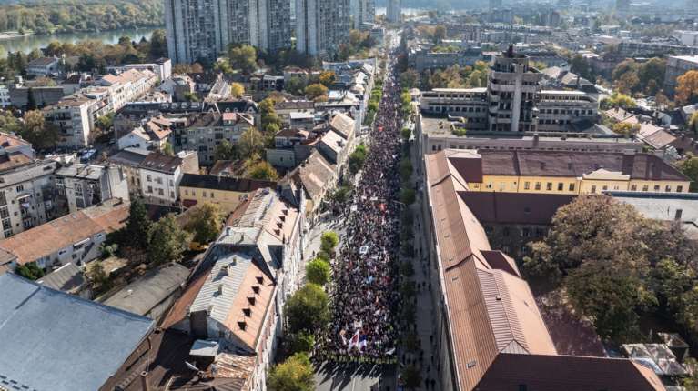 Σερβία: Στους δρόμους για την επέτειο του ενός έτους από την τραγωδία στον σιδηροδρομικό σταθμό του Νόβι Σαντ [εικόνες]