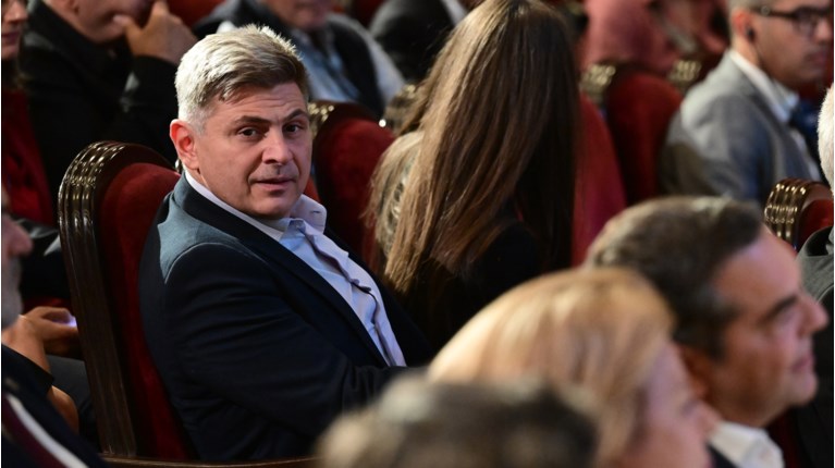 Νίκος Φαραντούρης