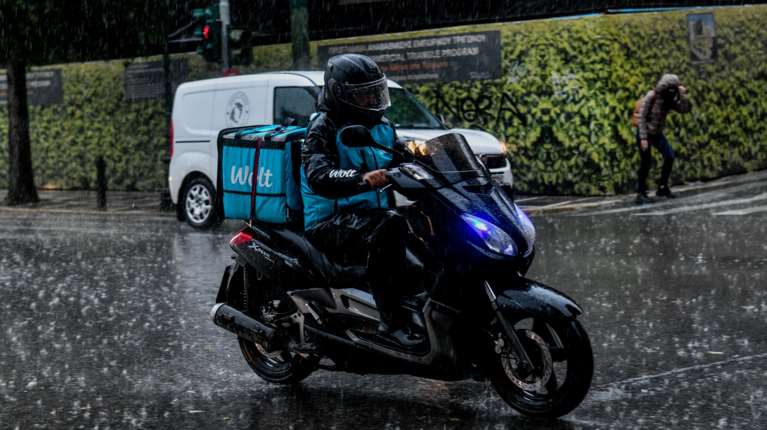 Κακοκαιρία Byron: Μέτρα για τους εργαζόμενους που δουλεύουν σε εξωτερικούς χώρους - Τι ισχύει για τα delivery