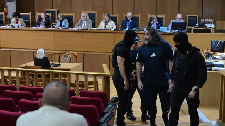 Δίκη Χρυσής Αυγής: Η σύζυγος του Μιχαλολιάκου αρνήθηκε ότι ήταν μέλος της οργάνωσης - Ένταση με Λαγό
