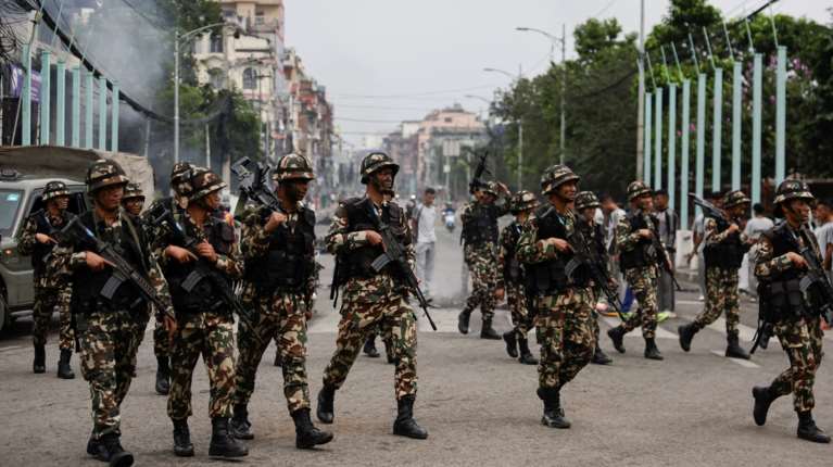 Νεπάλ: Στρατιώτες περιφρουρούν το κοινοβούλιο μετά τις φονικές ταραχές - Απαγόρευση κυκλοφορίας και τανκς στους δρόμους