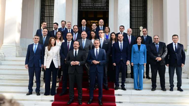 Οι &quot;οικογενειακές&quot; φωτογραφίες Μητσοτάκη - Χριστοδουλίδη με υπουργούς τους στα σκαλιά του Μεγάρου Μαξίμου