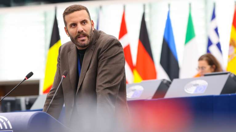 Άφαντος ο νταής Νίκος Παππάς μετά τις μπουνιές κατά δημοσιογράφου - Διαφωνεί με τη διαγραφή του ο Πολάκης