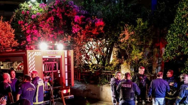 Οικογενειακή τραγωδία στο Ηράκλειο: Ο γιος φέρεται να έκαψε μάνα και αδερφό και πήδηξε από την ταράτσα