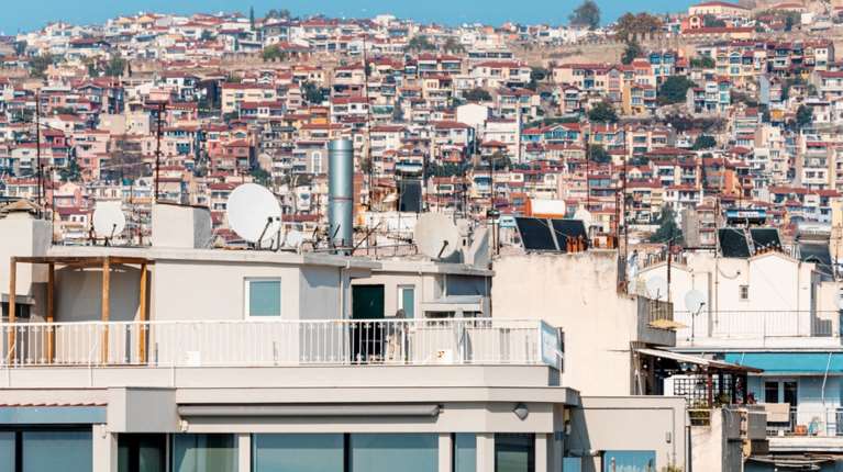 &quot;Ώρα μηδέν&quot; για το άνοιγμα των κλειστών ακινήτων: Με διπλό ΕΝΦΙΑ πιέζει η κυβέρνηση τις τράπεζες