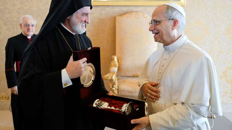Συνάντηση του αρχιεπισκόπου Αμερικής Ελπιδοφόρου με τον πάπα Λέοντα ΙΔ’ [εικόνες]