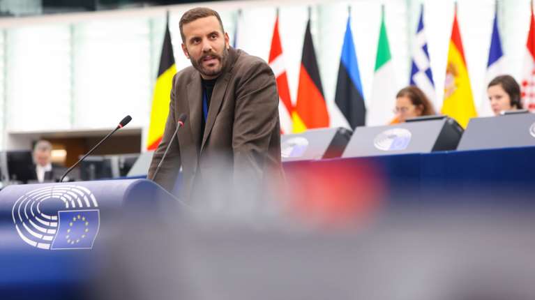 Άφαντος ο νταής Νίκος Παππάς μετά τις μπουνιές κατά δημοσιογράφου - Διαφωνεί με τη διαγραφή του ο Πολάκης