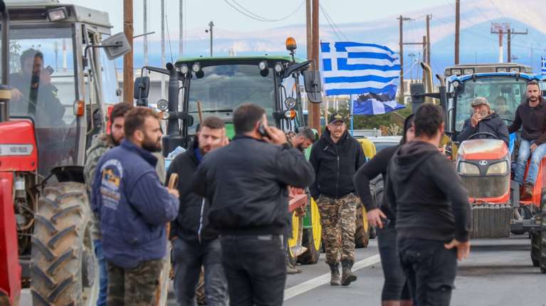 Κλιμακώνουν οι αγρότες, παρεμβαίνει η δικαιοσύνη - Στα άκρα η κόντρα κυβέρνησης-ΠΑΣΟΚ, αιχμές και από γαλάζιους