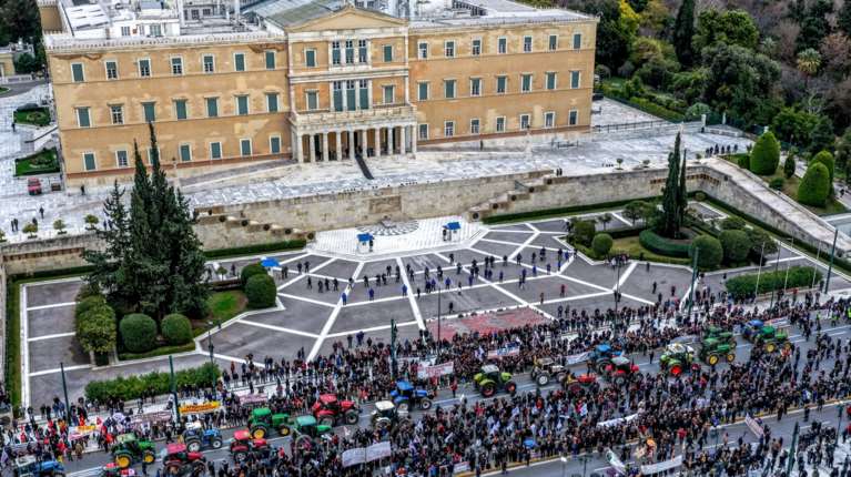 Στο Σύνταγμα τα τρακτέρ, σε εξέλιξη το συλλαλητήριο των αγροτών - Κλειστή η Αμαλίας και η Πανεπιστημίου [εικόνες - βίντεο]
