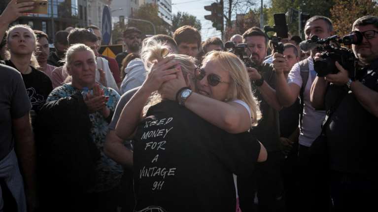 Σερβία: Έπειτα από 16 ημέρες τερμάτισε την απεργία πείνας η μητέρα θύματος της τραγωδίας στο Νόβι Σαντ