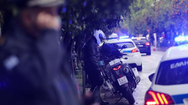 Καλύβια: Τεράστιο οπλοστάσιο είχε ο Κρητικός που συνελήφθη - Καταδικασμένος για δολοφονία και βιασμό ως ανήλικος