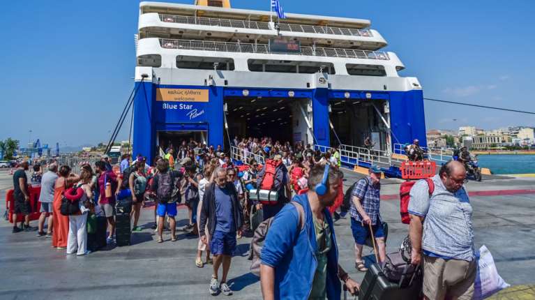 Κορυφώνεται η επιστροφή των αδειούχων - Αυξημένη η κίνηση σε λιμάνια και εθνικές οδούς