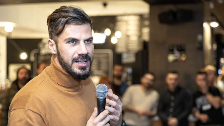 Πόσα κέρδη &quot;μαγείρεψε&quot; ο Ακης Πετρετζίκης - Εχει μετατρέψει το brand του σε τεράστια εμπορική δύναμη