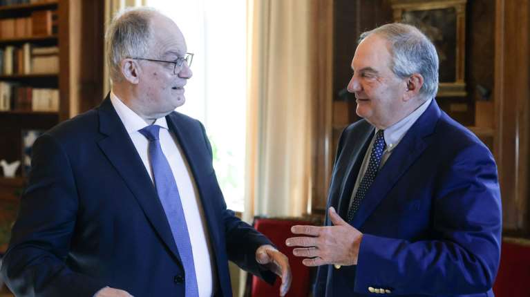 Ο Τασούλας προσκαλεί τους πρώην πρωθυπουργούς: Είδε Καραμανλή, ακολουθούν Παπανδρέου, Σαμαράς και Τσίπρας