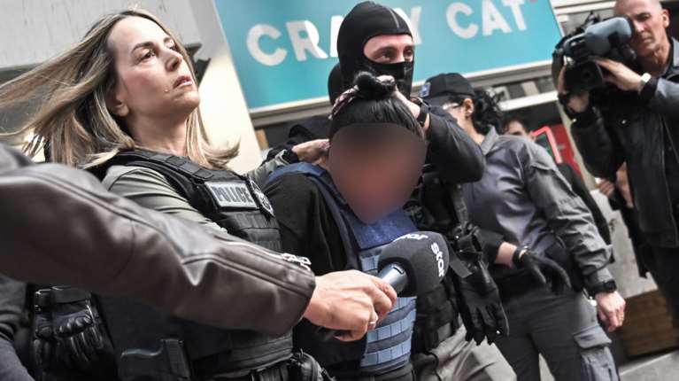 Σαλαμίνα: Η 46χρονη νύφη έπιασε την τσάντα για να δικαιολογήσει αποτυπώματα - Πώς οδηγήθηκαν οι Αρχές στην ενοχή της