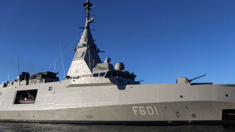 Live η λαμπρή τελετή υποδοχής της φρεγάτας Belharra "Κίμων" στον Σαρωνικό [εικόνες - βίντεο]