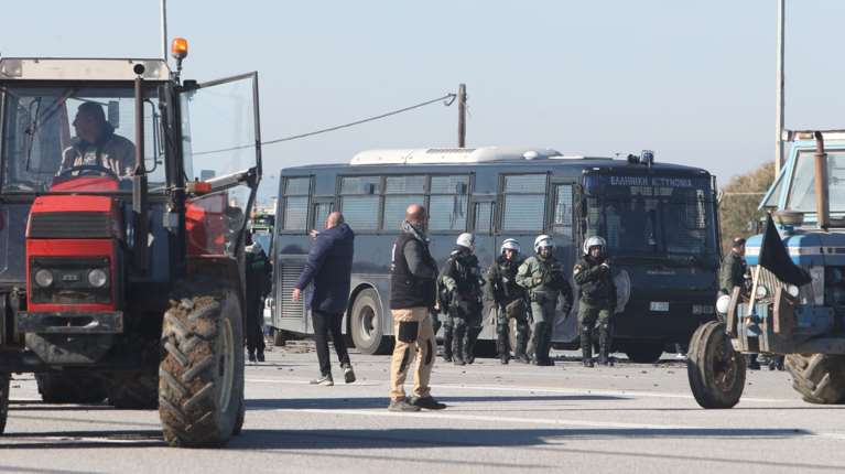 Έκλεισαν την Εθνική στα Μάλγαρα οι αγρότες - Επεισόδιο με ΙΧ που έπεσε πάνω σε τρακτέρ [βίντεο]