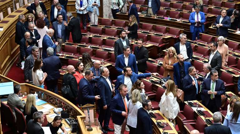 Νυχτερινή θύελλα στη Βουλή για την προανακριτική ΟΠΕΚΕΠΕ: Ψήφισαν μόνο  83 βουλευτές, αποχώρησε η αντιπολίτευση