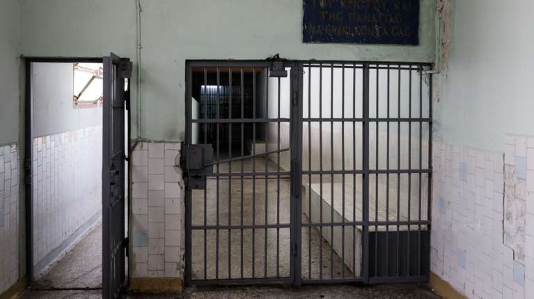 Εγκλήματα μέσα από τη φυλακή: Έγκλειστοι κακοποιοί συνεχίζουν τη δράση τους από τα κελιά