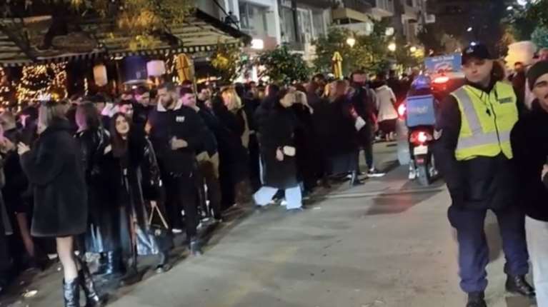 Αιματηρή συμπλοκή στη Θεσσαλονίκη: Η Oμάδα Ζ βρήκε νεαρό μέσα στα αίματα και ημίγυμνο – Απειλούσε θαμώνες με σπασμένο μπουκάλι