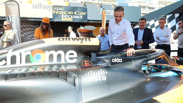 ΔΕΘ: &quot;Εγώ αν μπω εδώ, δεν θα ξαναβγώ, ε;&quot; - Η ατάκα Μητσοτάκη για το μονοθέσιο της McLaren Formula 1 Team