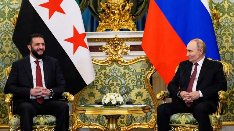 Συνάντηση Πούτιν - αλ Σάρα στη Μόσχα: Δέσμευση για τήρηση των συμφωνίων και την παρουσία ρωσικών βάσεων