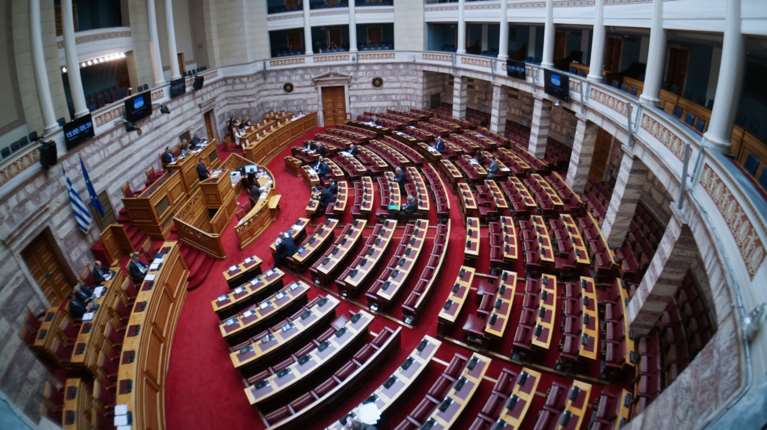 Εντονες αντιδράσεις της αντιπολίτευσης για την αναβολή της συνεδρίασης στη Βουλή για τα ΕΛΤΑ