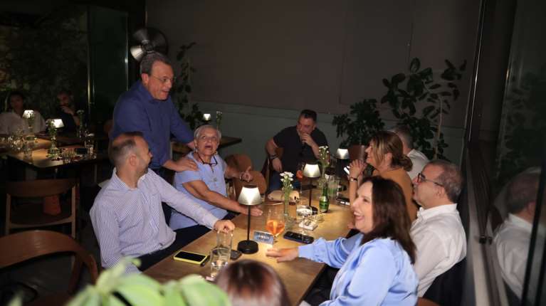 ΣΥΡΙΖΑ: Νυχτερινή έξοδος στο κέντρο της Αθήνας για βουλευτές, ευρωβουλευτές και μέλη της Πολιτικής Γραματείας [εικόνες]