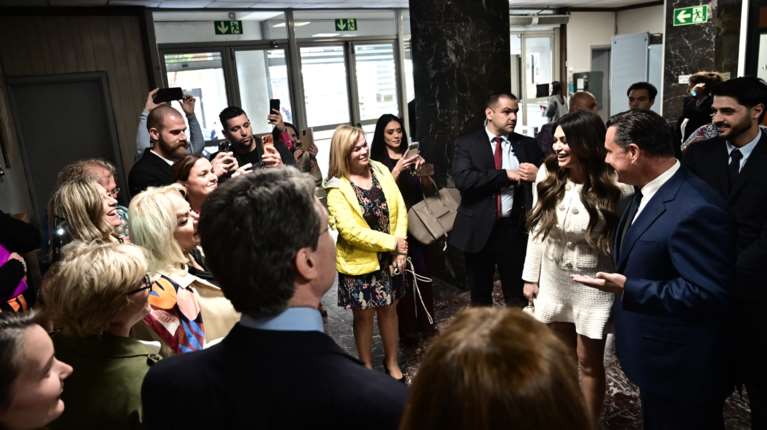 Συνάντηση με χαμόγελα Γεωργιάδη και Γκίλφοϊλ: Ψηφιακός βοηθός στο 1566 και με αμερικανική τεχνογνωσία