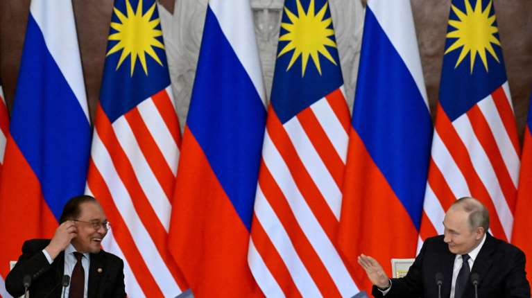 Πούτιν: Ο πλανήτης αναρωτιέται αν θα πάει στη συνάντηση με τον Ζελένσκι και αυτός λέει ανέκδοτα στον πρωθυπουργό της Μαλαισίας