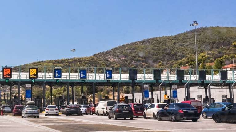 Με δυσκολία η επιστροφή των πρώτων εκδρομέων του Αυγούστου - Δείτε live την κίνηση