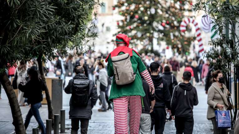 Πρεμιέρα σήμερα για το εορταστικό ωράριο - Οι ώρες που θα λειτουργούν τα μαγαζιά