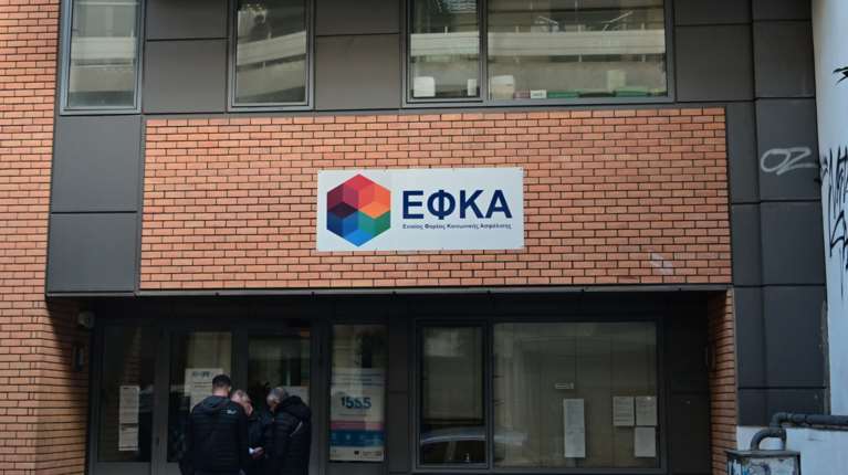 Πόσο αυξάνονται οι εισφορές για επαγγελματίες και αγρότες – Τα νέα ποσά